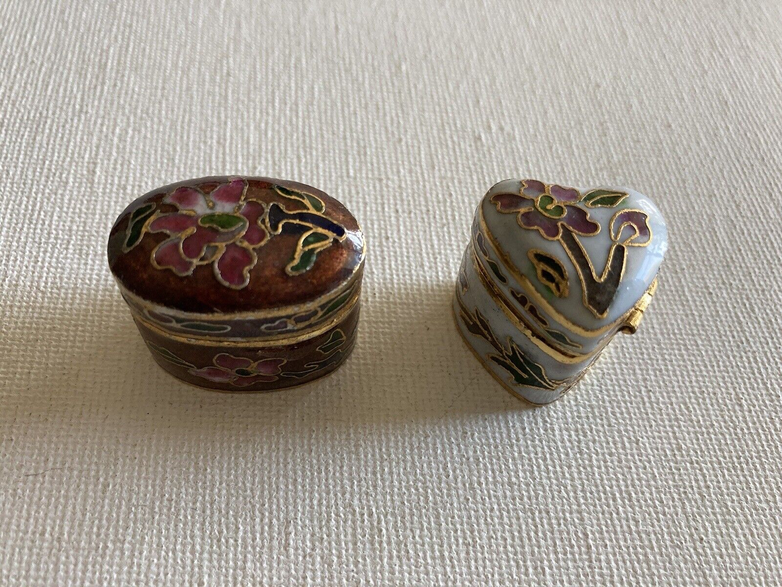 A SET OF 2 ENAMEL CLOISONNE MINIATURE PILL BOXES. TRINKETS/JEWELRY/COLLECTIBLES.