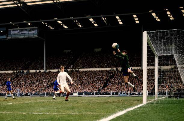 Chelsea Goalkeeper Peter Bonetti Leaps To Catch 1970 Football Club Old Photo