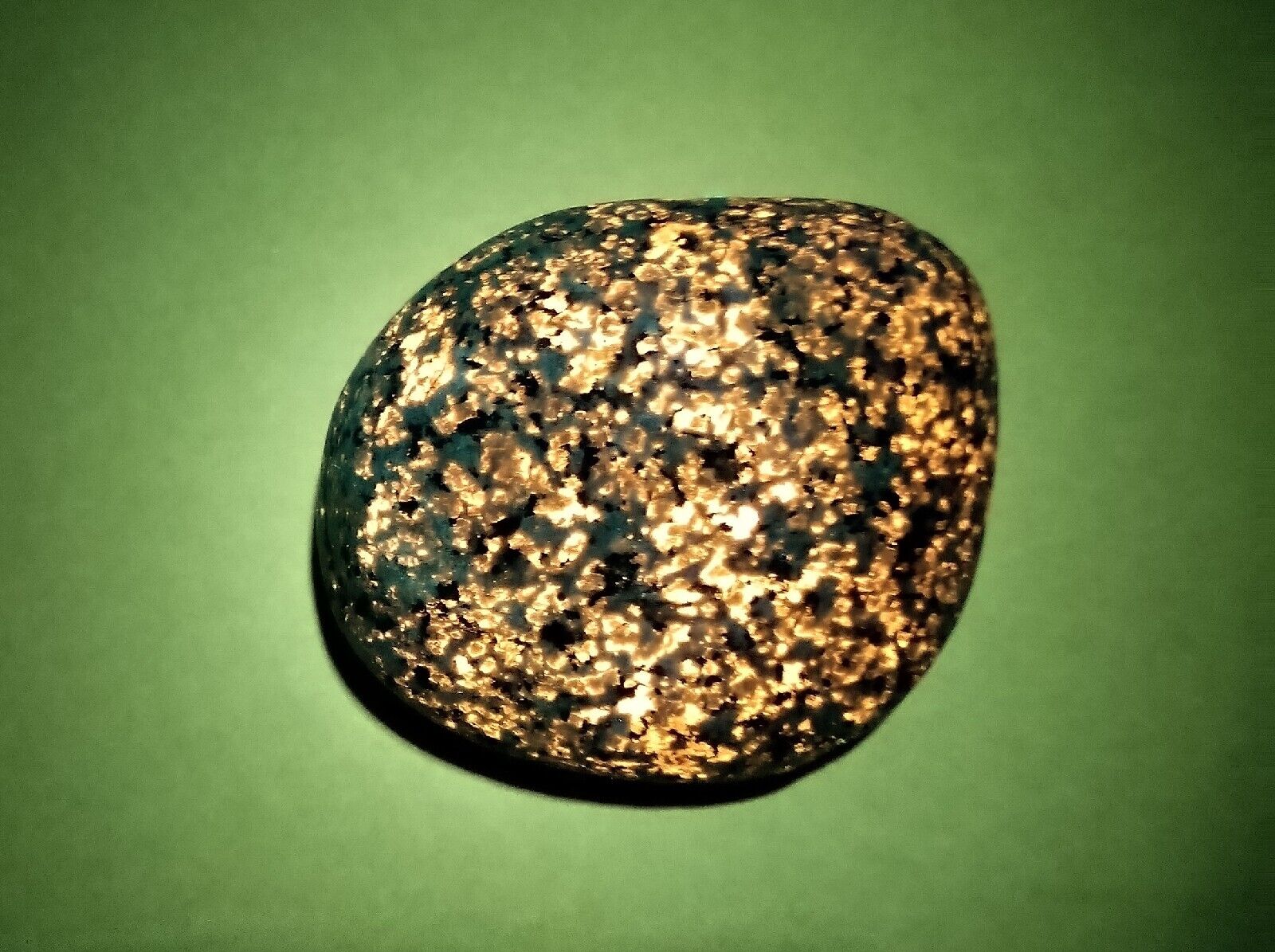  FLUORESCENT SODALITE ( YOOPERLITE )  6.2 oz.   A Bright, Nice Coverage Stone 