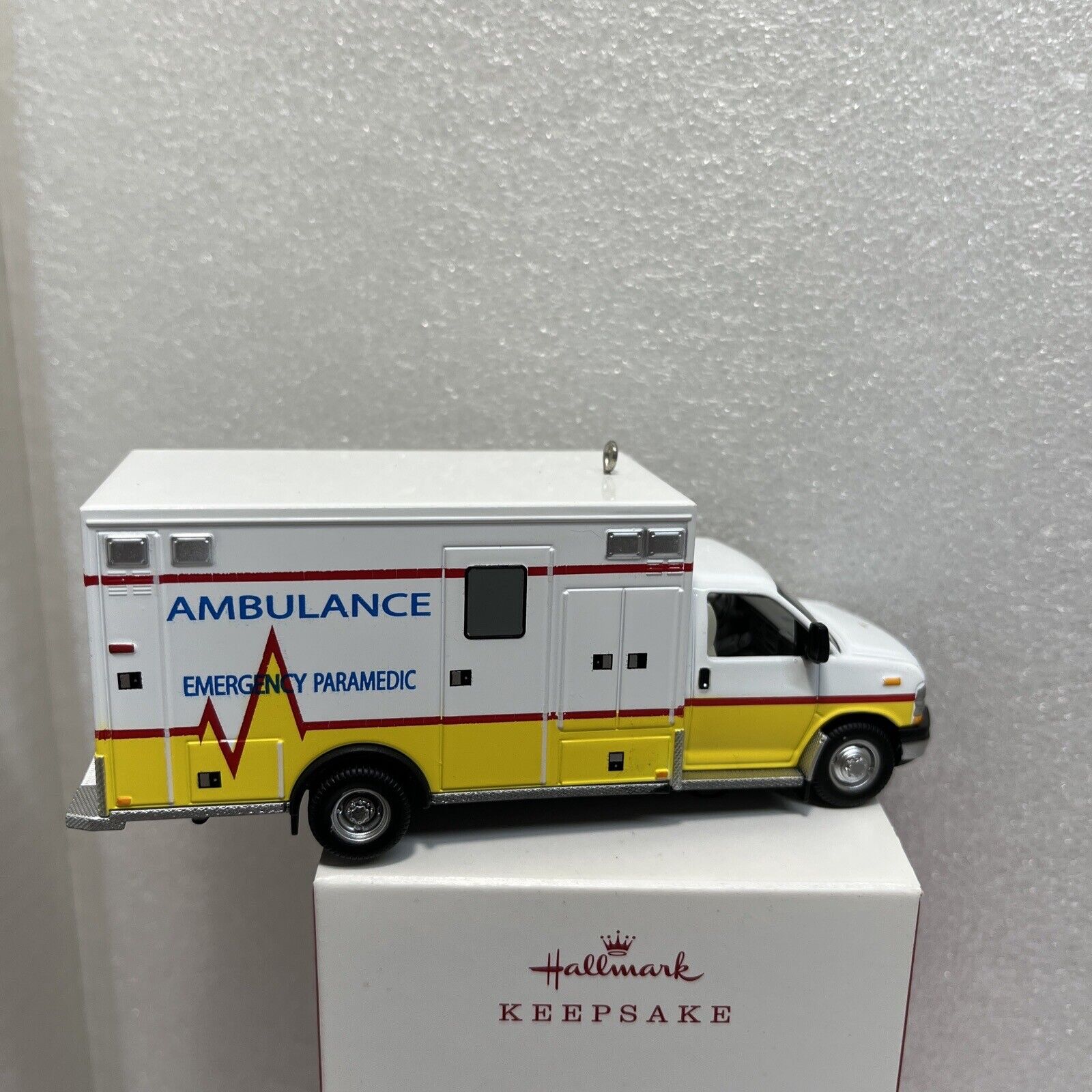 Hallmark 2012 Chevrolet G4500 Ambulance Die-Cast Metal Keepsake Orn. NMIB 2019