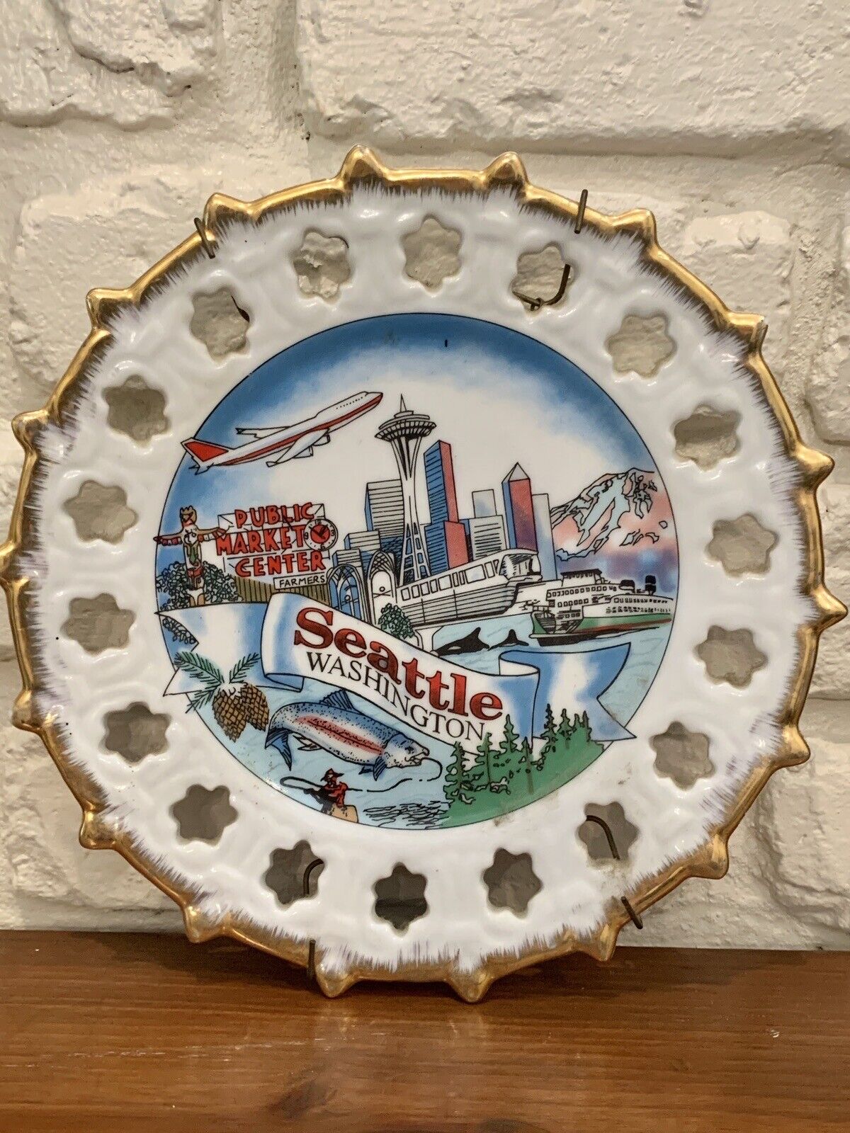 Seattle Washington Souvenir Plate Vintage 9” Hanging Gold Trim