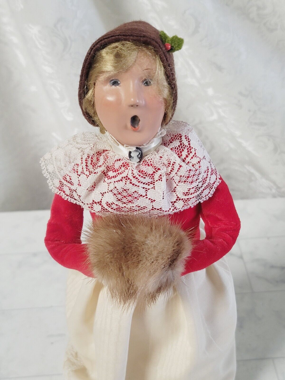 2007 Byers Choice Victorian Family Lady Caroler Doll Fur Muff Rare 44/10 Signed