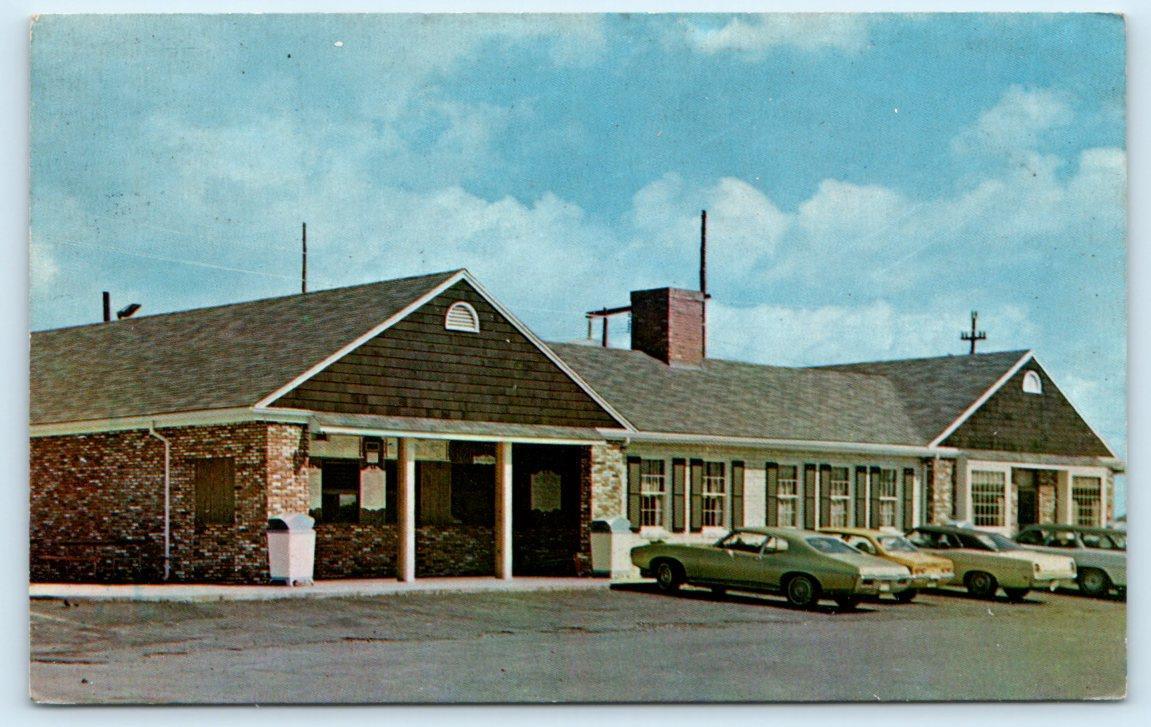 PEABODY, Massachusetts MA ~ Roadside VIC\'S DRIVE IN RESTAURANT c1960s Postcard