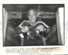 1991 Press Photo Cultus Owen Pearson with live crabs for Bayou Lacombe Crab Fest picture
