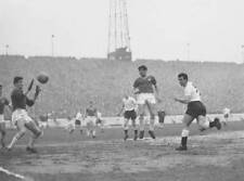 Tottenham Hotspur Centre Forward Bobby Smith Beats Chelsea Goalkeeper 1961 PHOTO picture