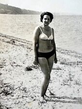 1960 Chic Figure Bikini Lady Pretty Woman Beach VTG ORG B&W PHOTO picture