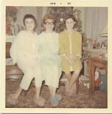 FOUND FAMILY PHOTO Vintage ORIGINAL PHOTOGRAPHY Vernacular 311 45 B picture