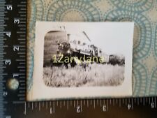 A646 VINTAGE TRAIN ENGINE PHOTO Railroad ENGINE BETWEEN BUILDING AND HIGH WEEDS picture