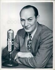 1948 Press Photo Sportscaster Ted Husing 1940s Vintage CBS Radio Microphone picture