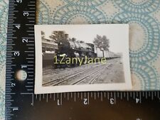 A616 VINTAGE TRAIN ENGINE PHOTO Railroad ENGINE 1595 LEADS LENGTHY TRAIN picture