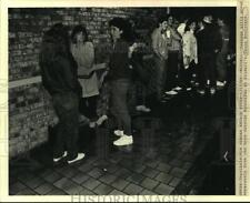 1986 Press Photo Teenage girls group separately from the boys outside McDonalds picture