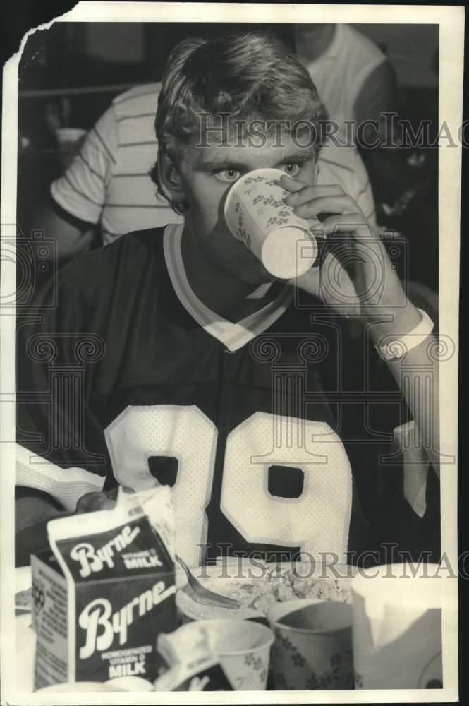 1986 Press Photo Syracuse University football quarterback Billy Schaar eating
