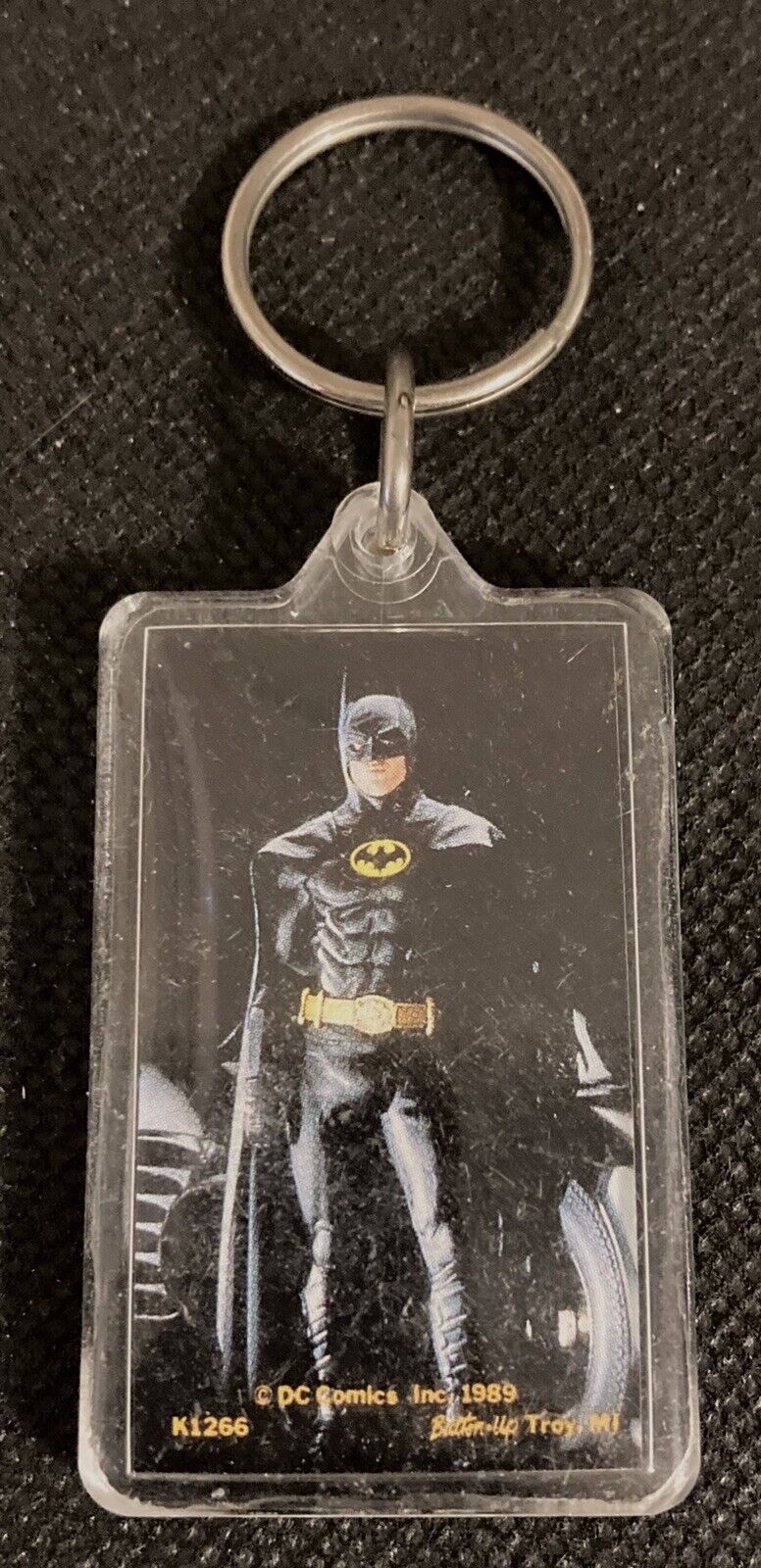 BATMAN DC 1989 Licensed Keychain Batman in front of the Batmobile