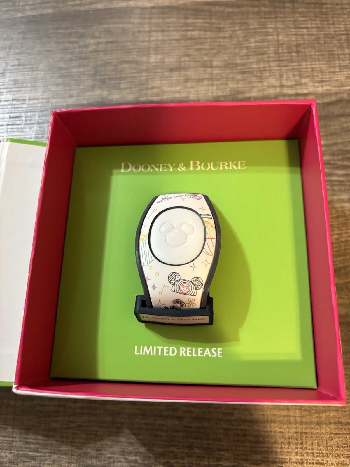 NEW IN BOX NEVER LINKED Disney Dooney & Bourke Walk in the Park Magic Band NEW IN BOX NEVER LINKED Disney Dooney & Bourke Walk in the Park Magic Band