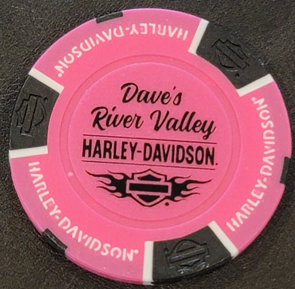 DAVE\'S RIVER VALLEY HD (Minnesota) ~(Neon Pink/Black) Harley Davidson Poker Chip