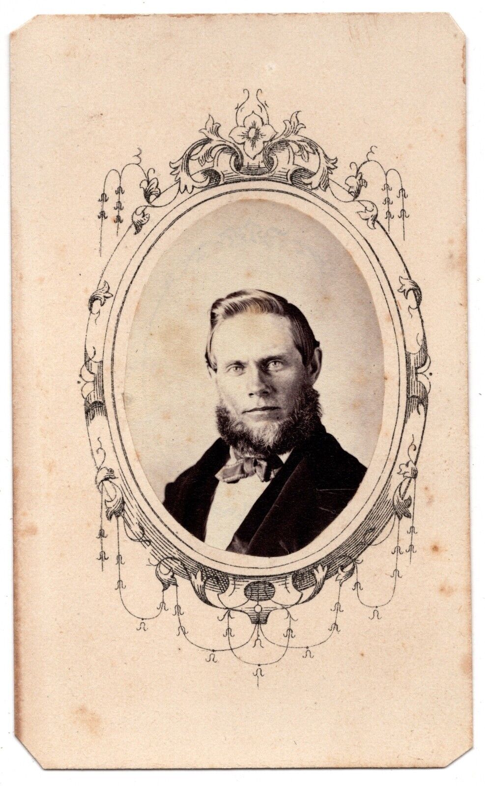 ANTIQUE CDV C. 1860s J.C. RICHARDSON HANDSOME BEARDED MAN IN SUIT DECORAH IOWA
