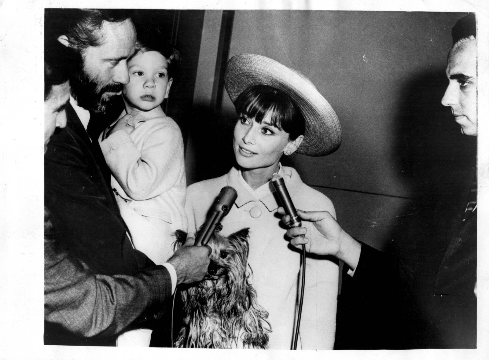 HOLLYWOOD AUDREY HEPBURN CANDID STUNNING PORTRAIT 1963 ORIGINAL PHOTO MA78