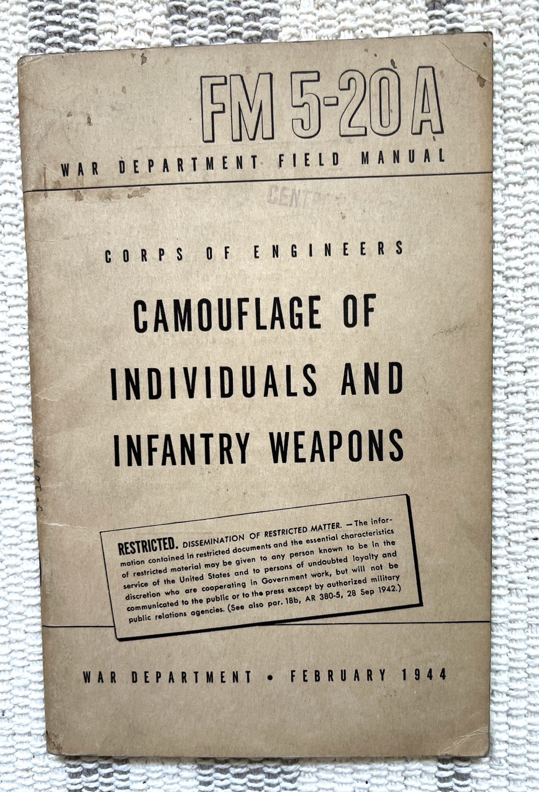VINTAGE WW2 (1944) WAR DEPT FIELD MANUAL CAMO OF INDIVIDUALS & INFANTRY WEAPONS VINTAGE WW2 (1944) WAR DEPT FIELD MANUAL CAMO OF INDIVIDUALS & INFANTRY WEAPONS