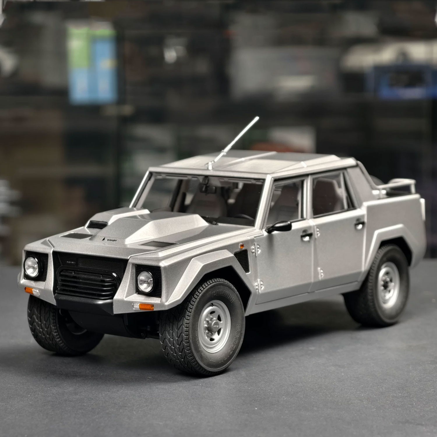 AUTOart 1:18 Lamborghini LM002 SUV Alloy Diecast Model Collectible