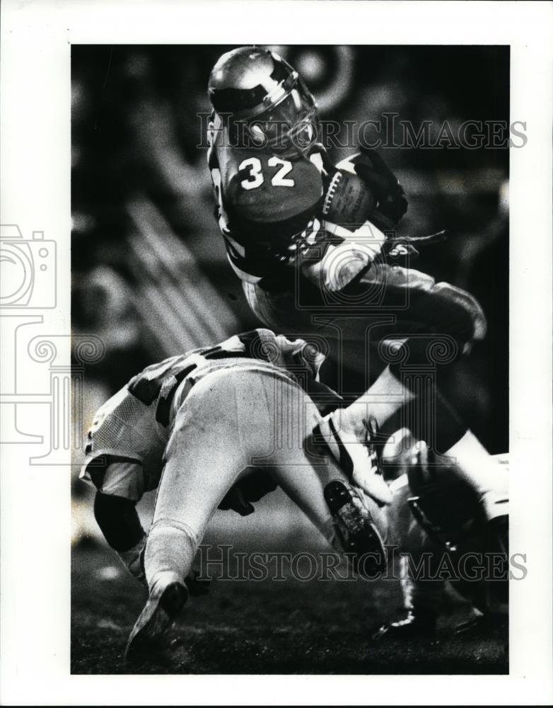 1987 Press Photo O.J McDuffie hurdles over Chagrin Falls Cliff Strickland