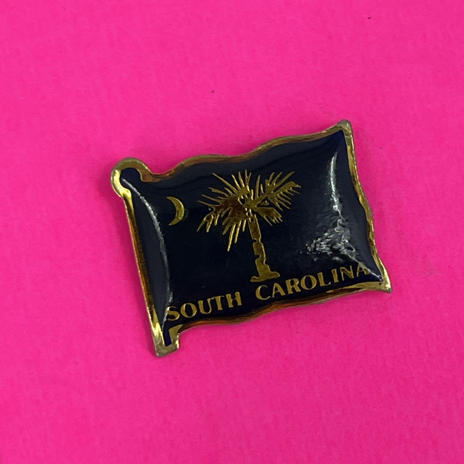 South Carolina State Flag Gold Tone Enamel Hat Lapel Tie Pin Collectible
