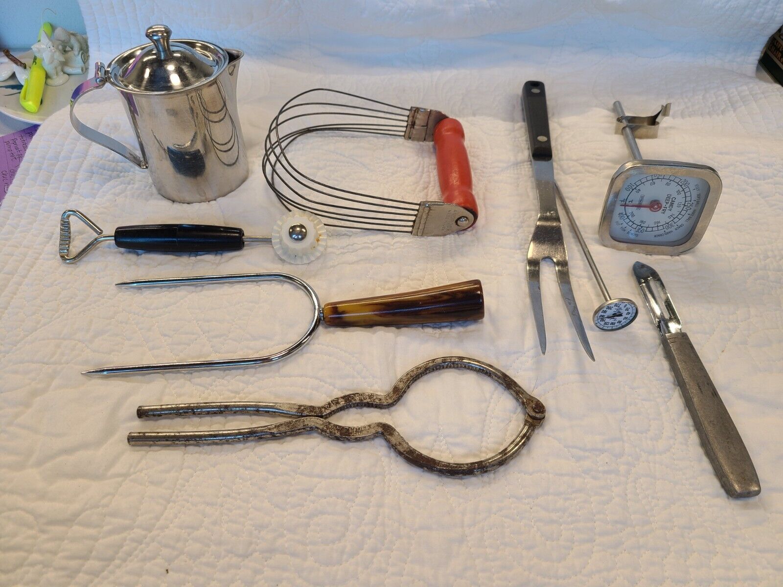 Lot of Vintage Kitchen Utensils Gadgets Assorted Bakelite Androck candy therm