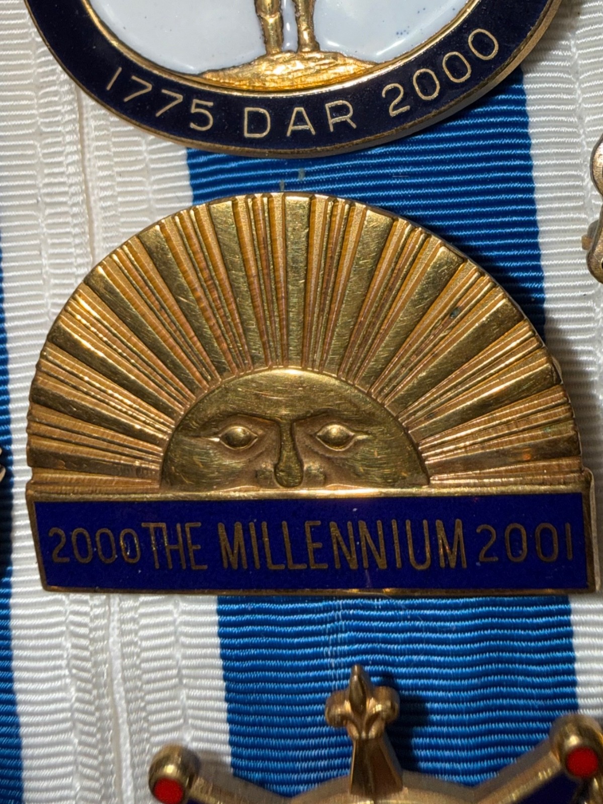 Daughters if the American Revolution DAR pin insignia Millinneum 2000