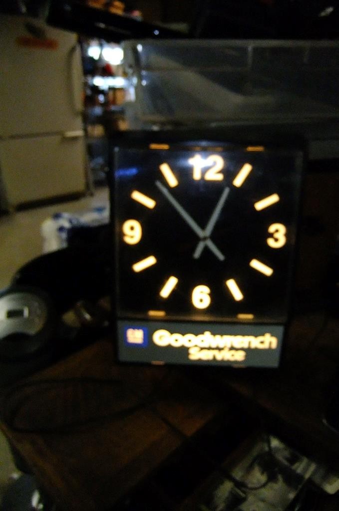 very rare~GM GOODWRENCH SERVICE wall advertising  Illuminated Dealership clock