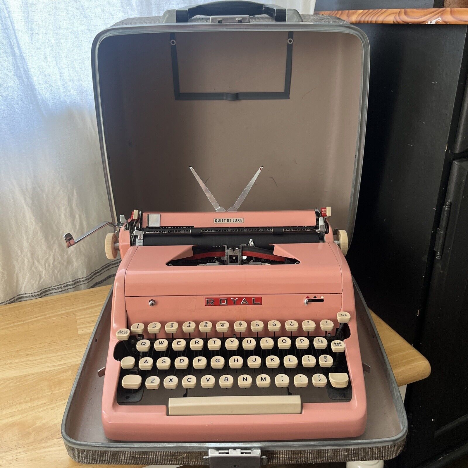 Vintage 1957 PINK Royal Quiet Deluxe Typewriter w/ Original Tweed Case 