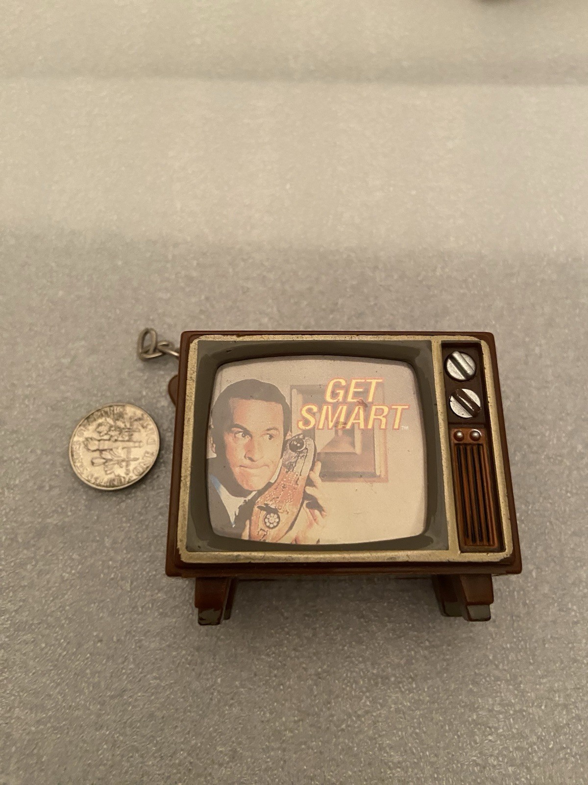 Vintage Get Smart TV 1-7/8” Radio 1999 CBS (Par Pic Basic Fun, China) Keychain
