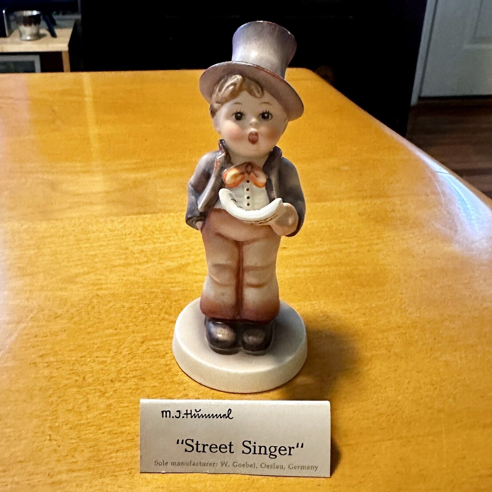 Hummel Figurine Street Singer #131 Mint RARE 5\