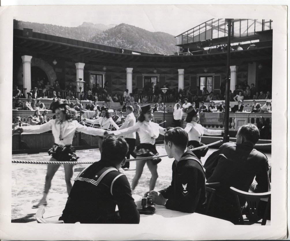 1948 Press Photo American Sailors Enjoy Dancers Casa Carioca Ice Show Germany
