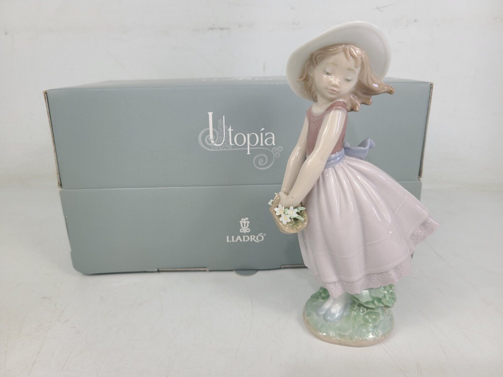 Lladro Utopia Pretty Innocence Girl Figurine 01008246 