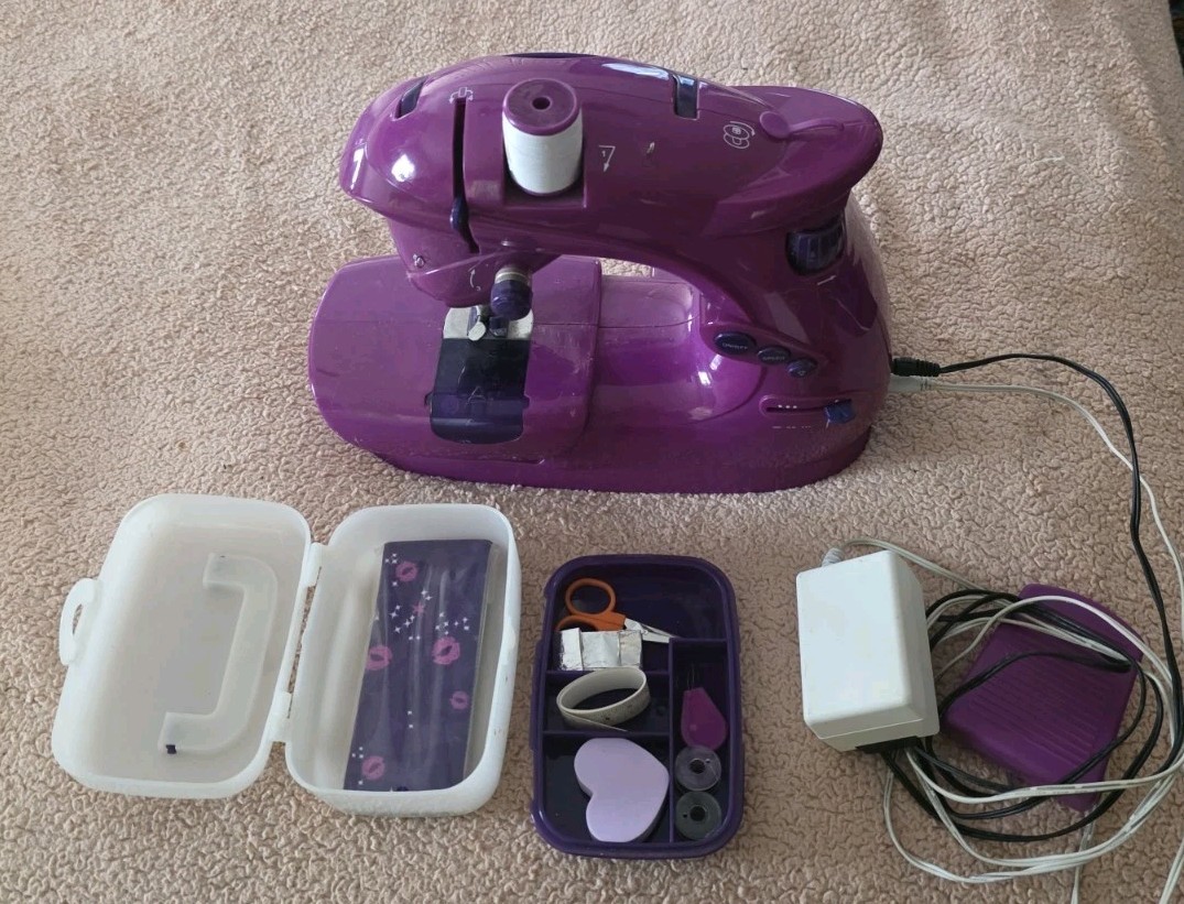 Rare Mattel Singer BRATZ Sewing Machine Set for kids-lite Scratches As Found