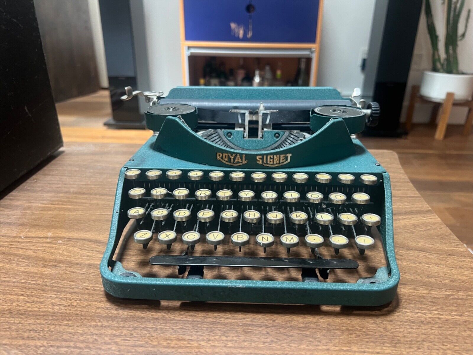 Vintage 1932 Depression Era Typewriter with Unique Typeface *Works*