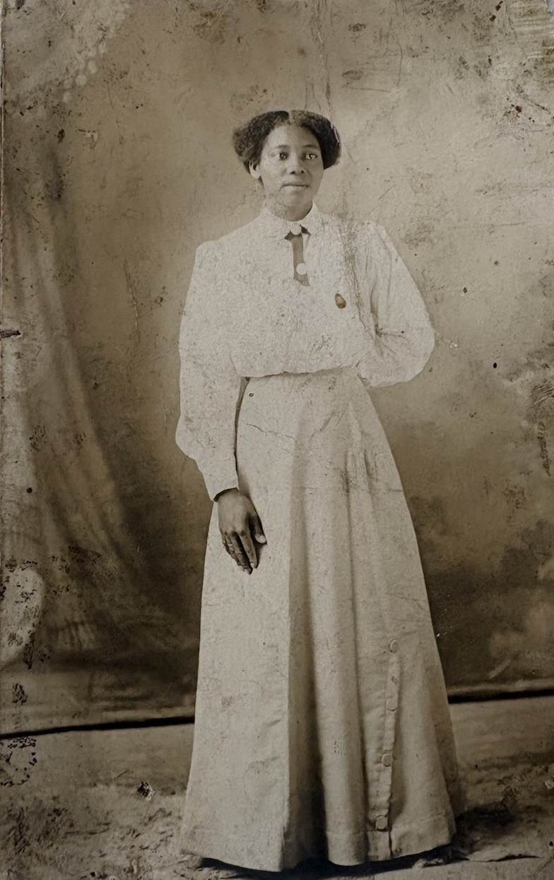 ANTIQUE 1900S AFRICAN AMERICAN WOMAN EDWARDIAN FASHION STUDIO PORTRAIT PHOTO ANTIQUE 1900S AFRICAN AMERICAN WOMAN EDWARDIAN FASHION STUDIO PORTRAIT PHOTO