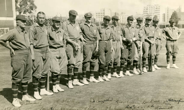 1936 The Australian Cricket Team Playing Baseball Old Photo 1936 The Australian Cricket Team Playing Baseball Old Photo