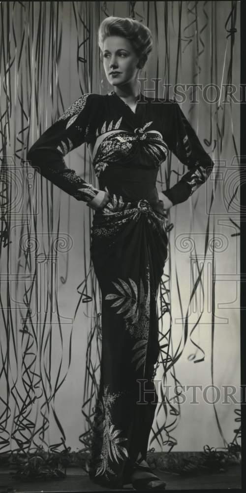 1945 Press Photo Audrey Long Models Gown She Wears in \