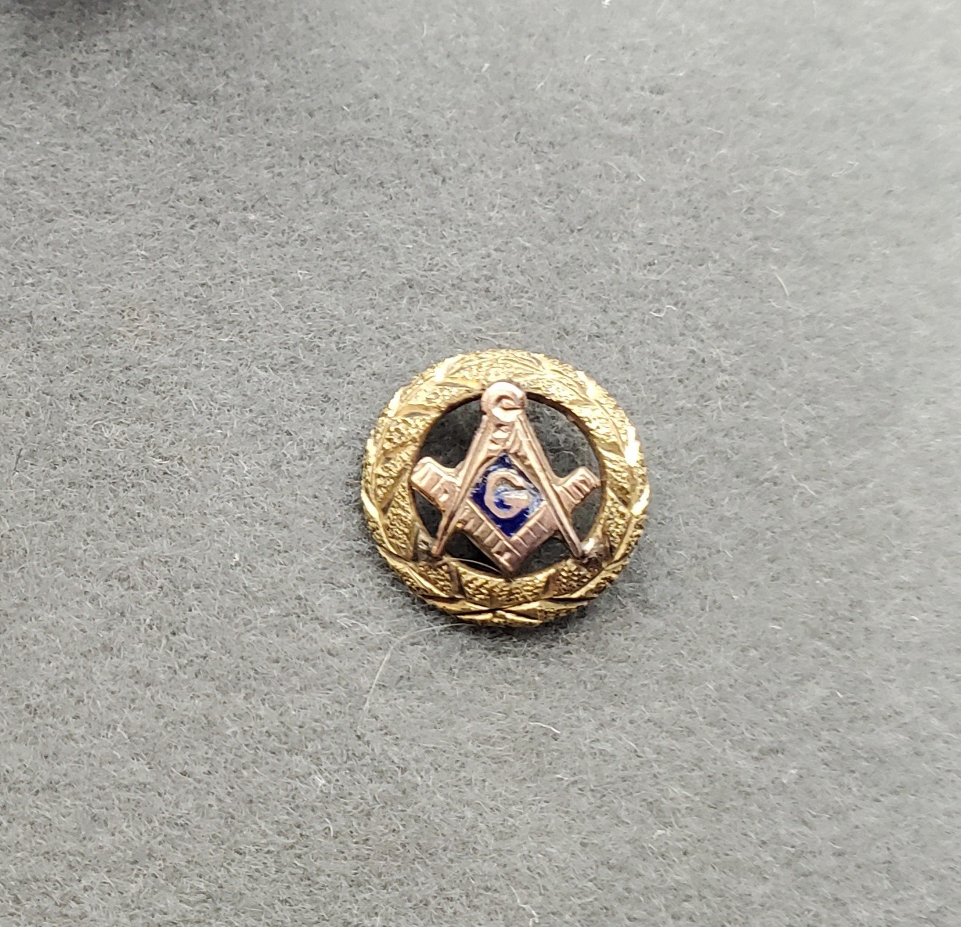 Antique Masonic Fraternal Screw Back Lapel Pin Wreath Compass Level
