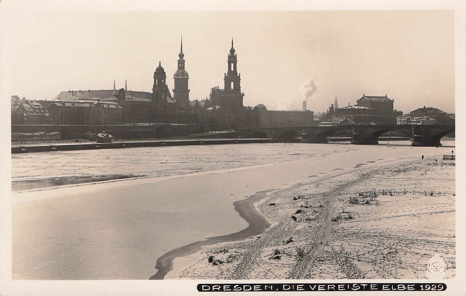 Postcard Dresden (01067), the icy Elbe with city view, real photograph