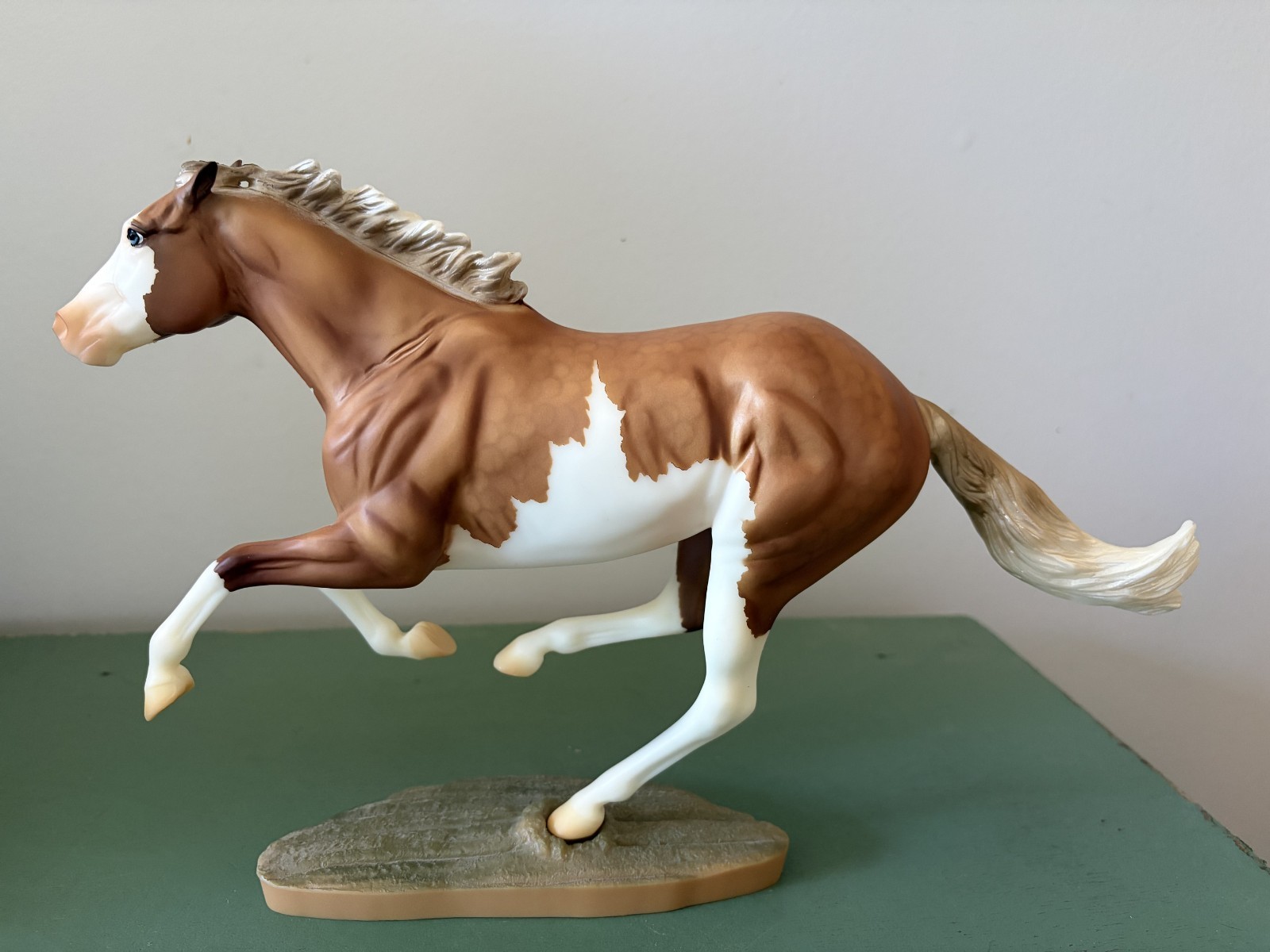 Breyer Horse Traditional Breyerfest 2018 Surprise Matte Palomino Pinto #711285 Breyer Horse Traditional Breyerfest 2018 Surprise Matte Palomino Pinto #711285