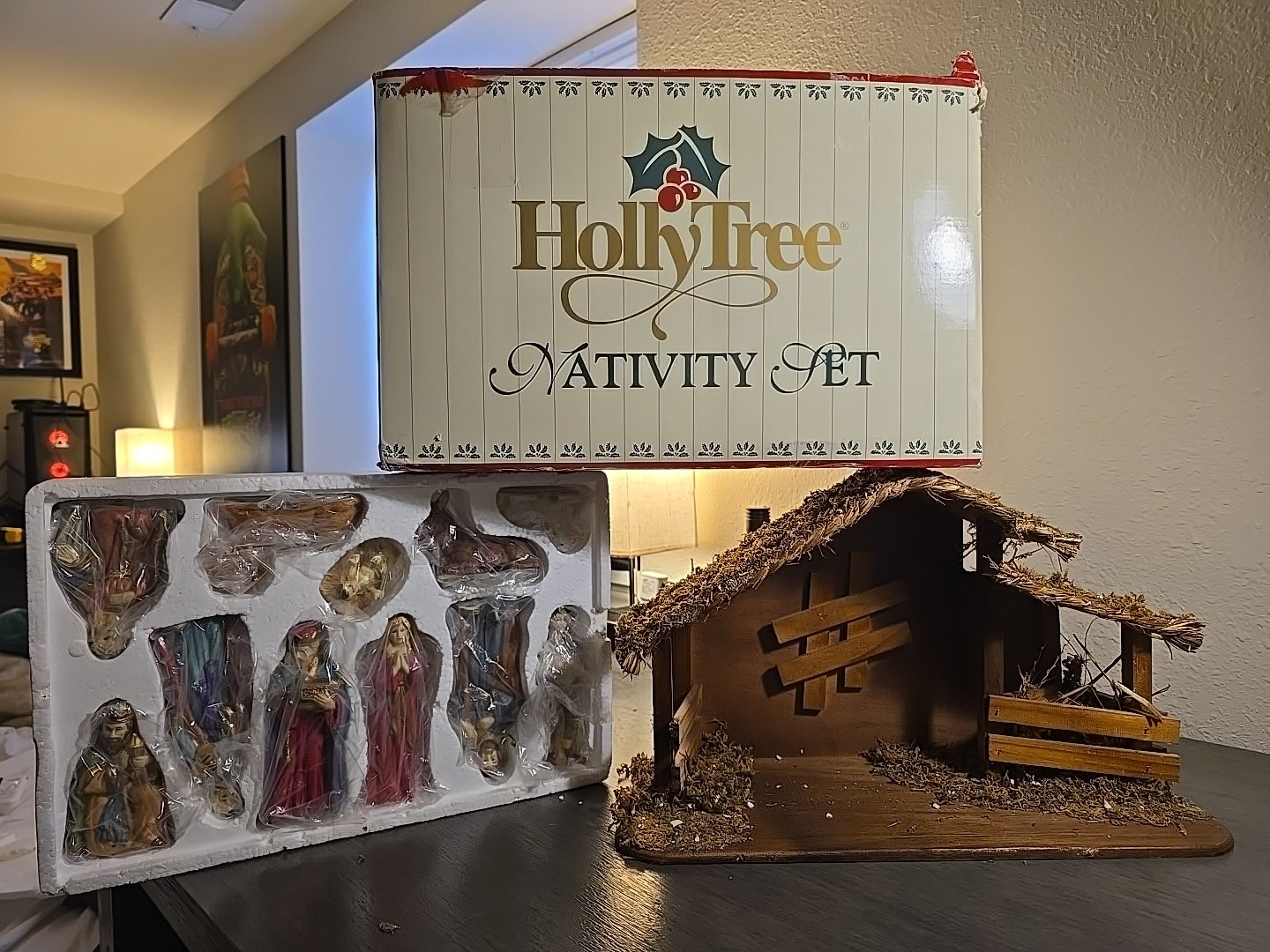 Holly Tree Deluxe 12 Piece Porcelain Nativity Set ( 2004CRT ) Figures and Manger