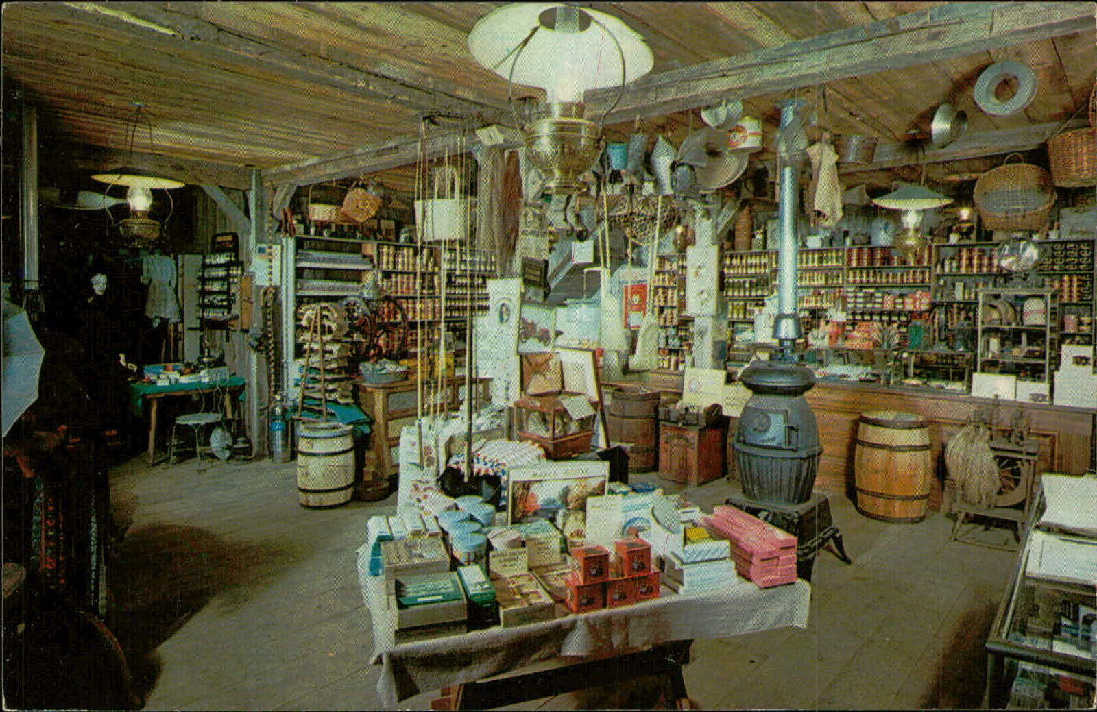 Postcard: Silversmith Country Store located at the Yankee Silversmith Inn