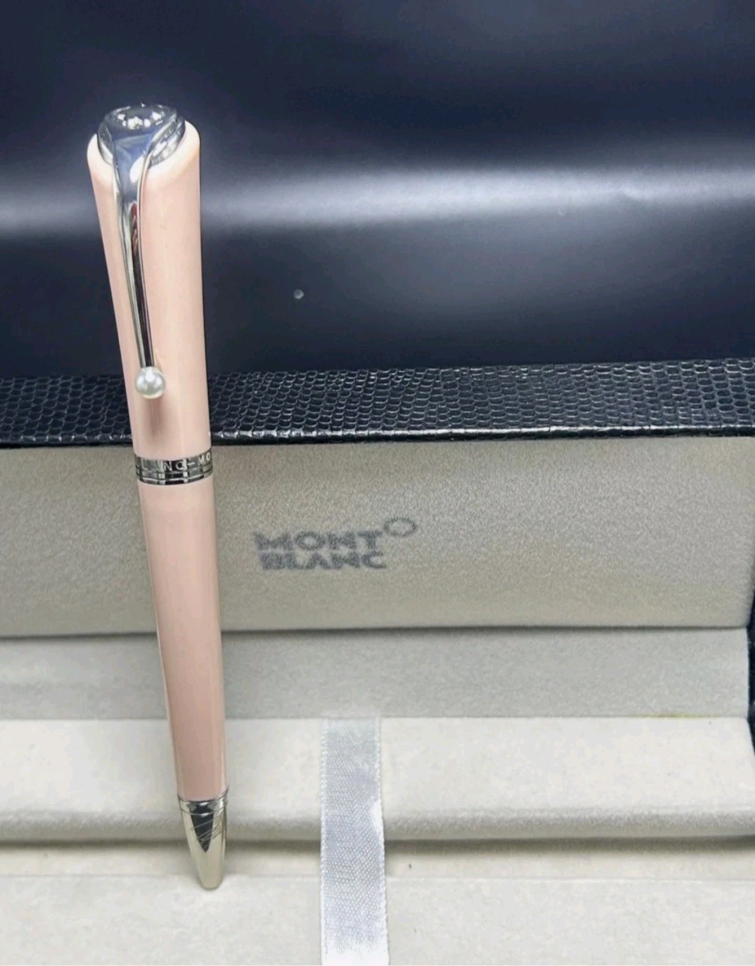 Montblanc Muses Marylin Monore Ball Point Pen| Pink Body+Silver Clip|IBlack Ink Montblanc Muses Marylin Monore Ball Point Pen| Pink Body+Silver Clip|IBlack Ink