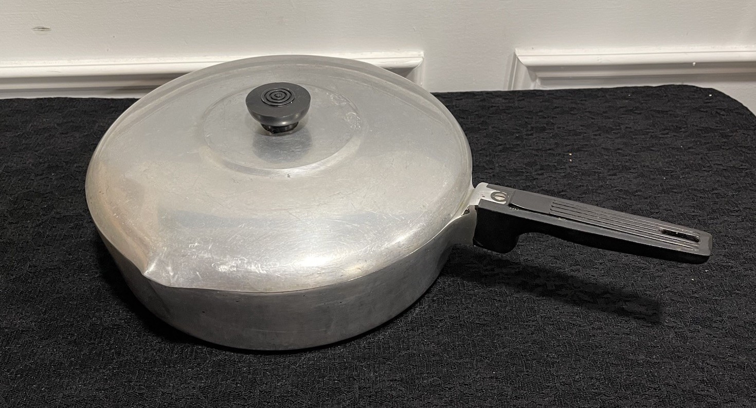 Wagner Ware Sidney-O Magnalite 4570-P Skillet With Double-Spouts and Lid