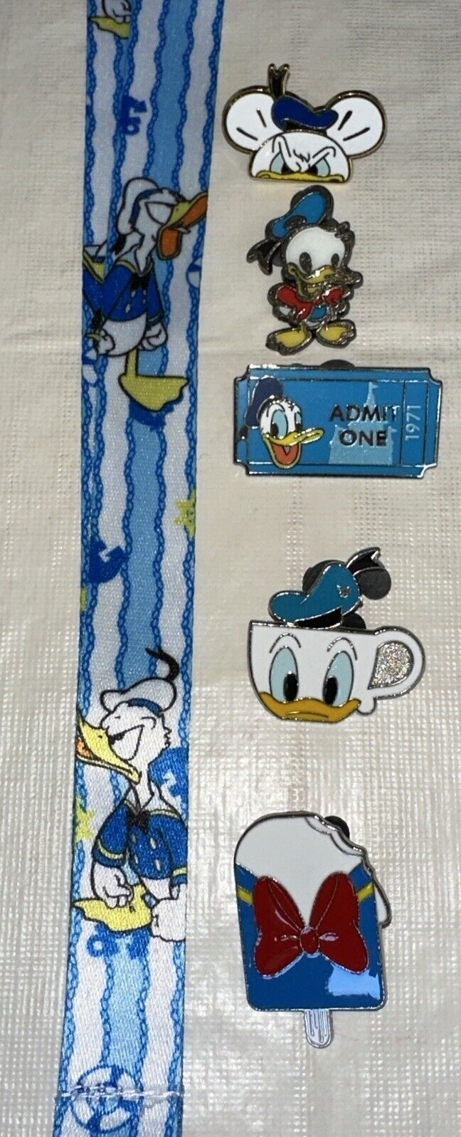 Donald Duck lanyard starter set with 5 Disney Trading Pins NEW