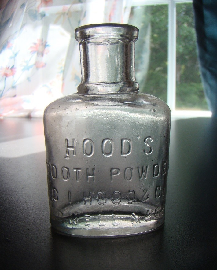 Antique 1890\'s HOOD\'S TOOTH POWDER LOWELL, MASS. Dentist\'s Medicine Bottle