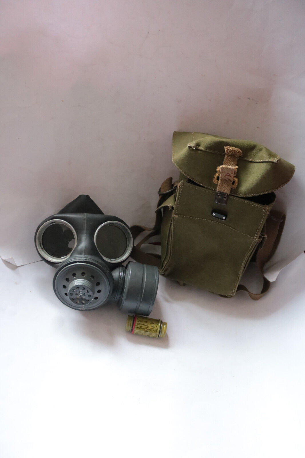 UK Forces Mk6 respirator in bag with anti-misting small dated 1953
