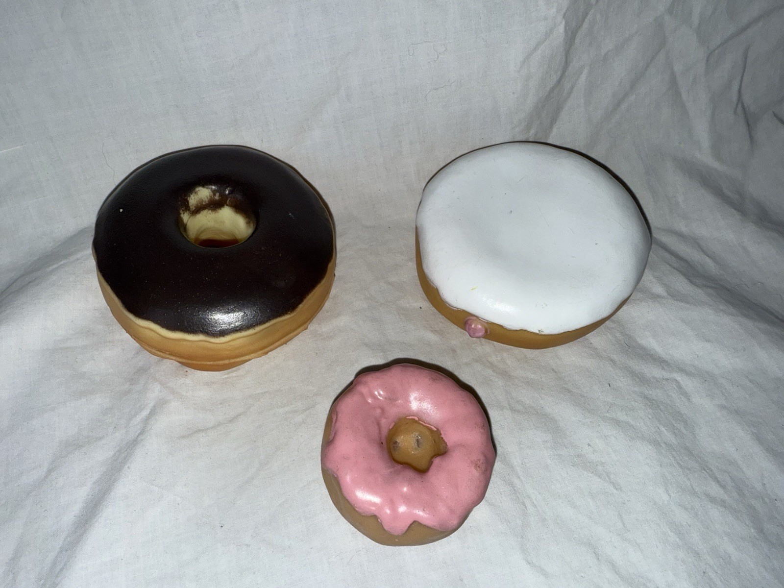 1987 DUNKIN DONUTS REALISTIC WHITE ICING FILLED & CHOCOLATE ICING & Small Pink