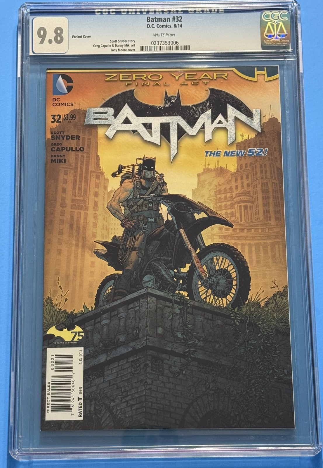 BATMAN #32 (DC COMICS 2014) TONY MOORE VARIANT COVER | GRADED CGC 9.8